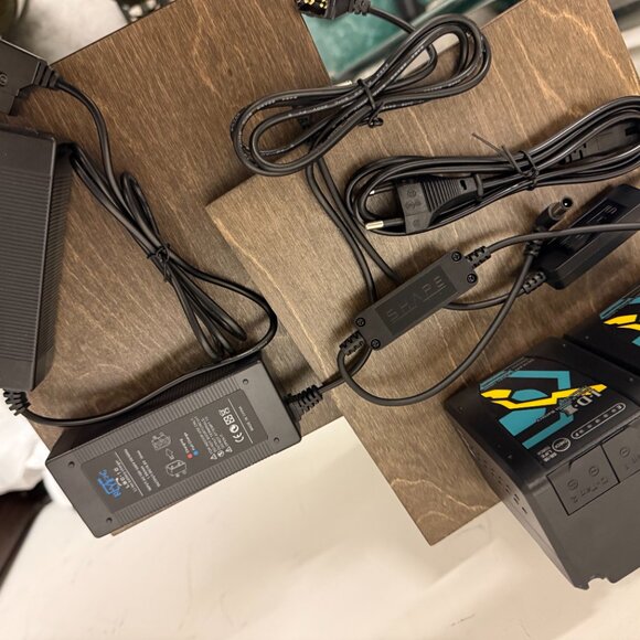 IDX Endura i-Micro 150 V-Mount Batteries (2) + Shape & RatRig Chargers Pro Video - Picture 7 of 7